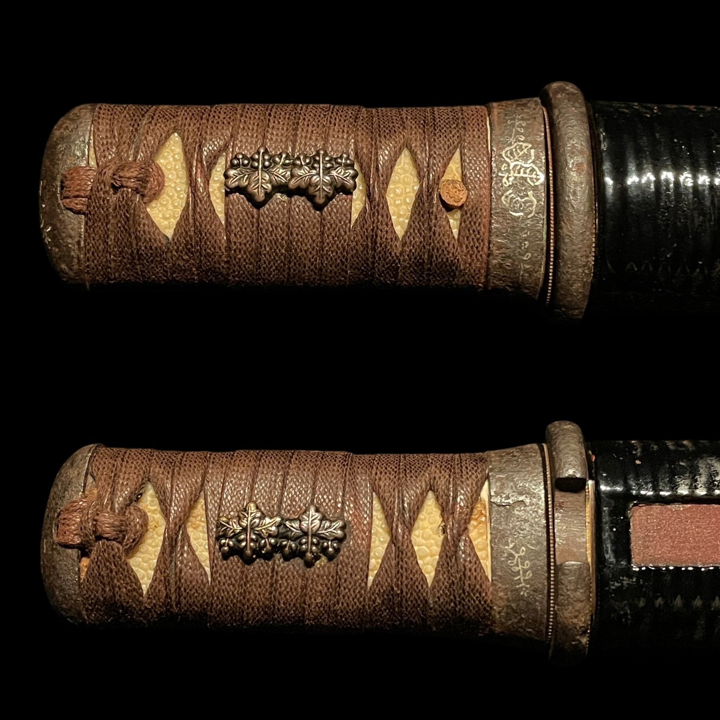 Very Thick RED TANTO, Edo period mumei, with Shirasaya, Paulownia Fittings