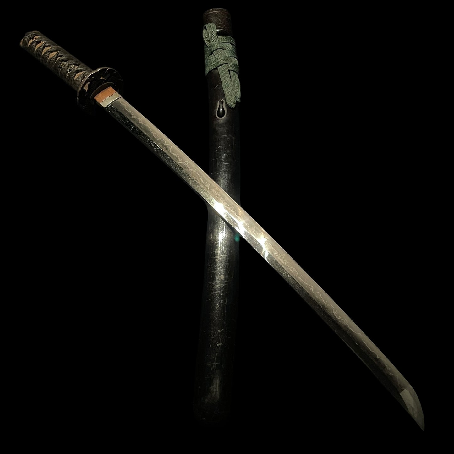 Tsutamon Fuchikashira 蔦紋縁頭 Long Wakizashi, Shakudo Shishi Menuki, Edo period mumei