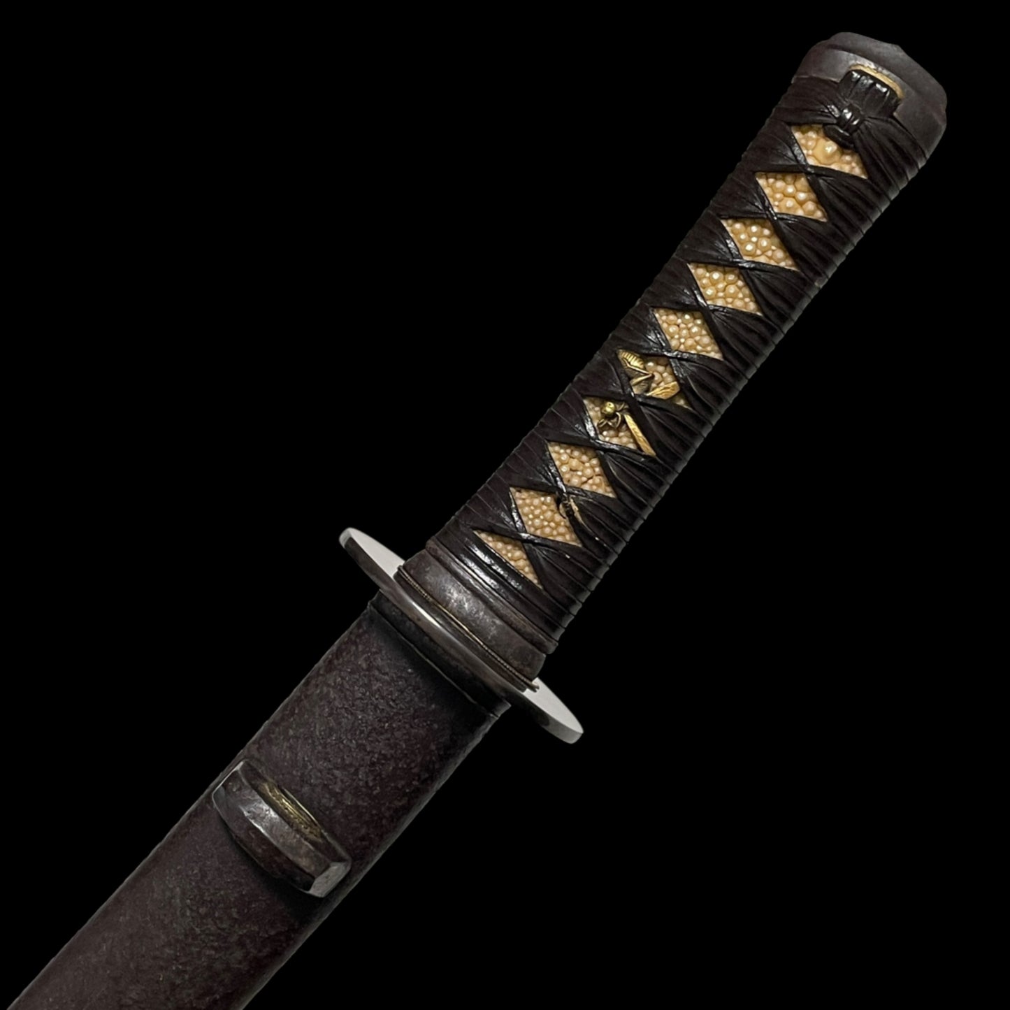 Echizenkoku Kanenori 越前国兼則 signed Wakizashi, Bee Menuki and Iron Fittings
