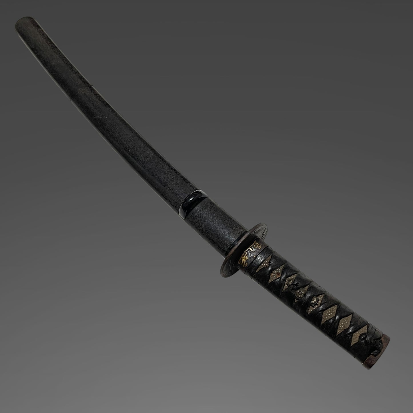 Short Wakizashi, Rinpo 輪宝 Menuki, Sadahiro 貞広 signed Tsuba, Edo period mumei