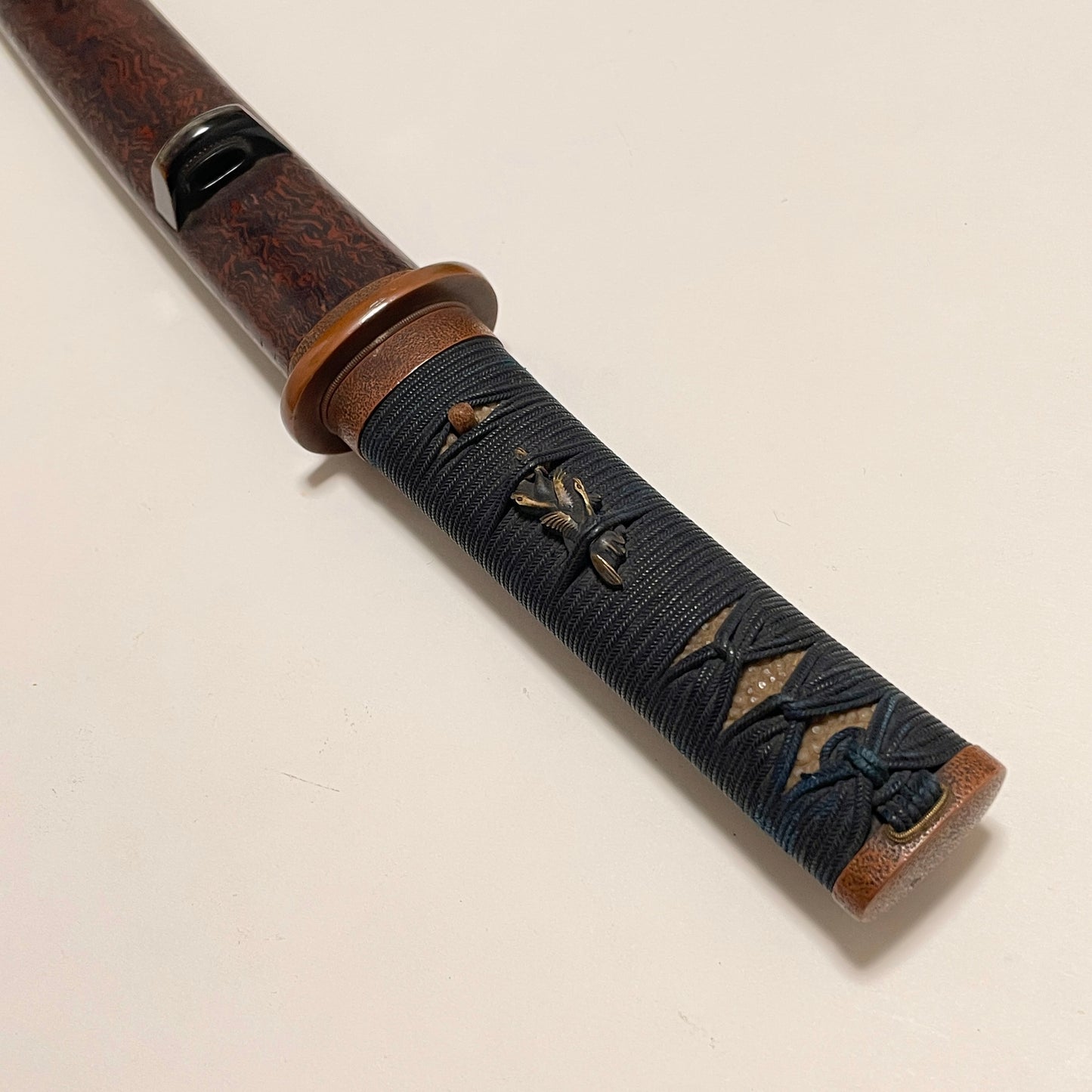 KATAHIRAZUKURI 片平造 Sunnobi-TANTO 寸延短刀, Masamehada 柾目肌, Copper Fittings