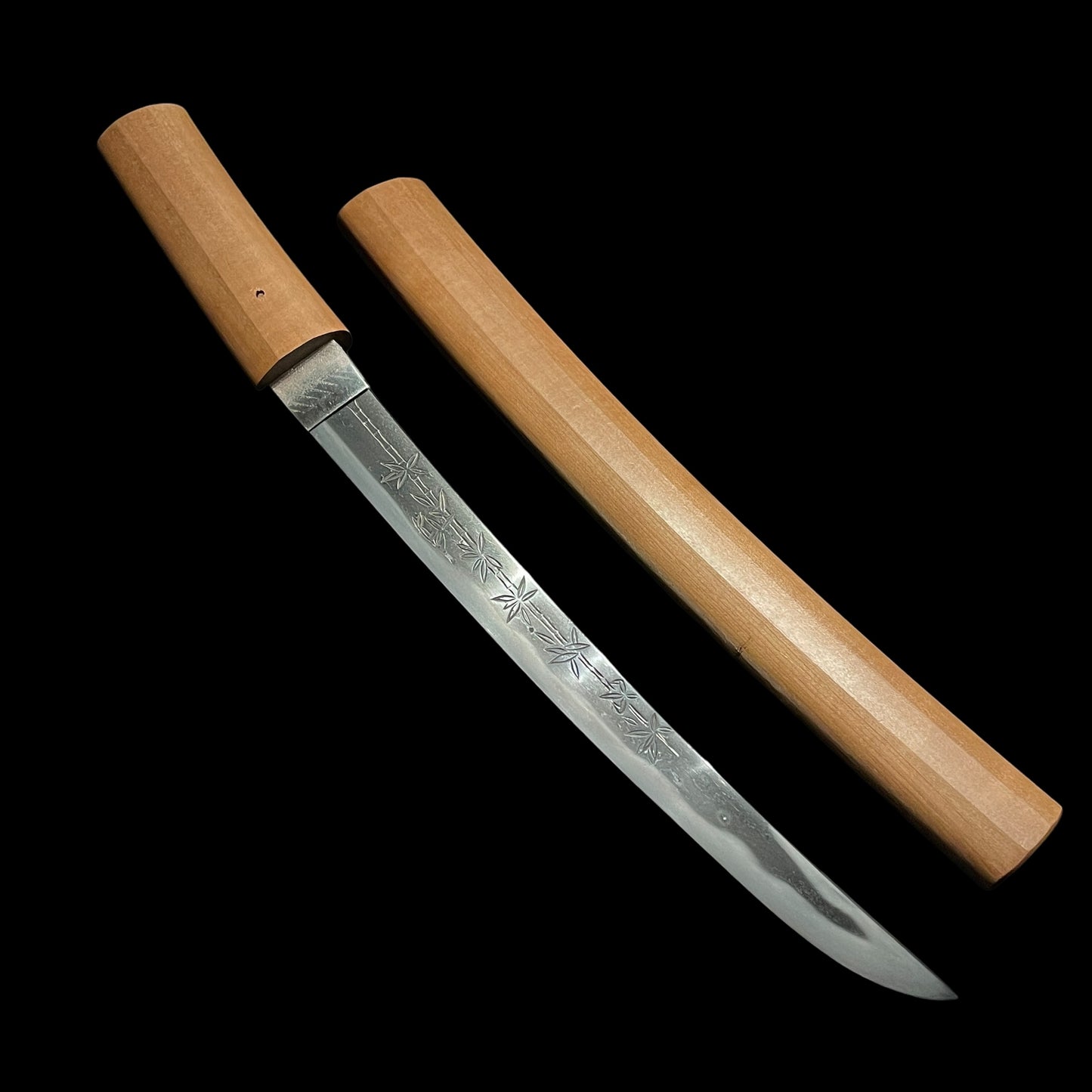 HORIMONO Sasatake 笹竹 TANTO, Muneshige 宗重 signed, Hirazukuri blade