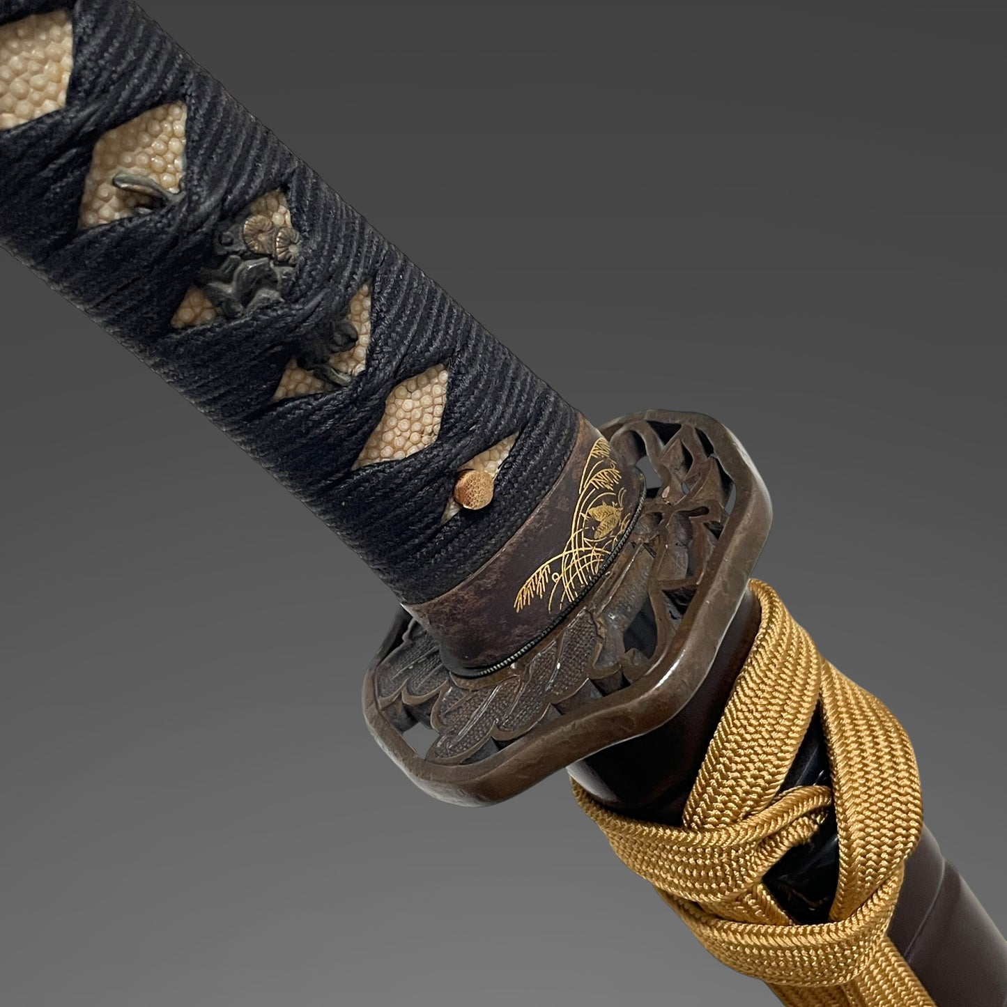 Oozori 大反り Hirazukuri Wakizashi, Pampas grass and crickets Fuchikashira, Edo period mumei