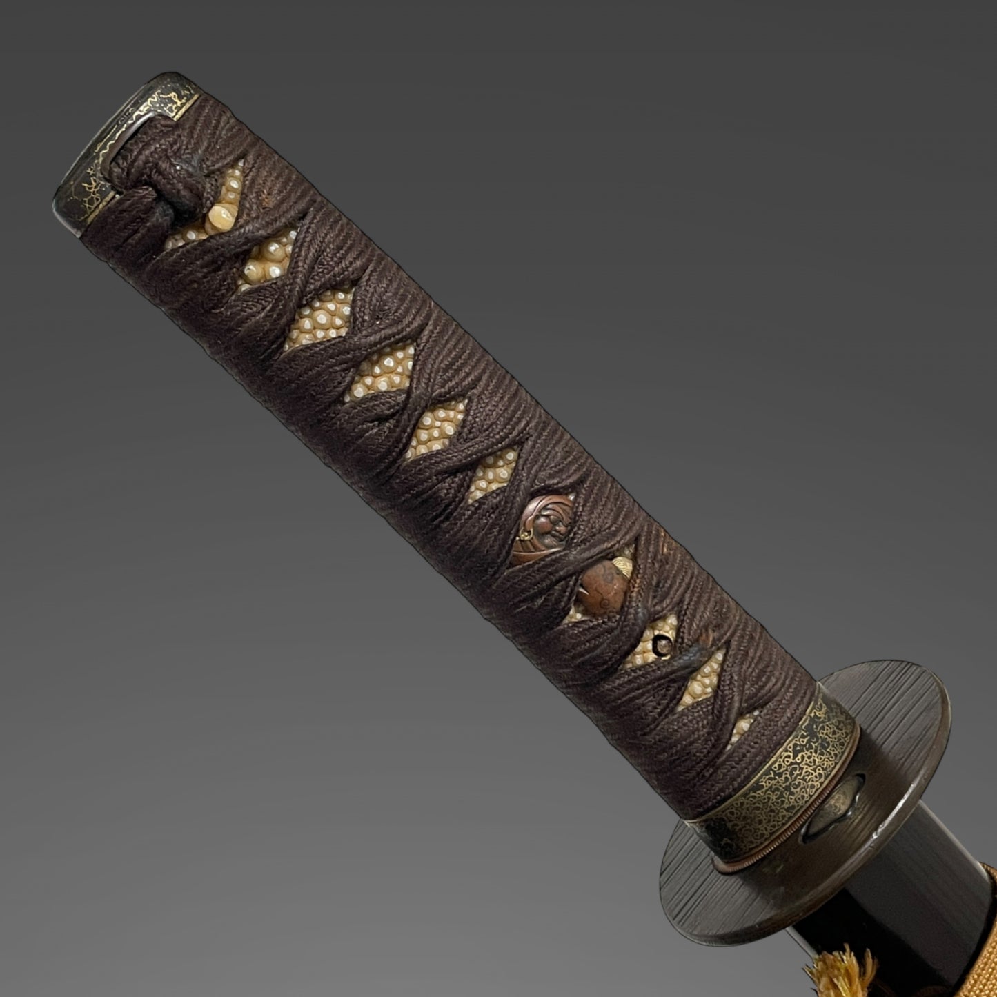 Daruma 達磨 Menuki Sukesada signd Wakizashi, Shigure 時雨 Tsuba, Kaga Fuchikashira