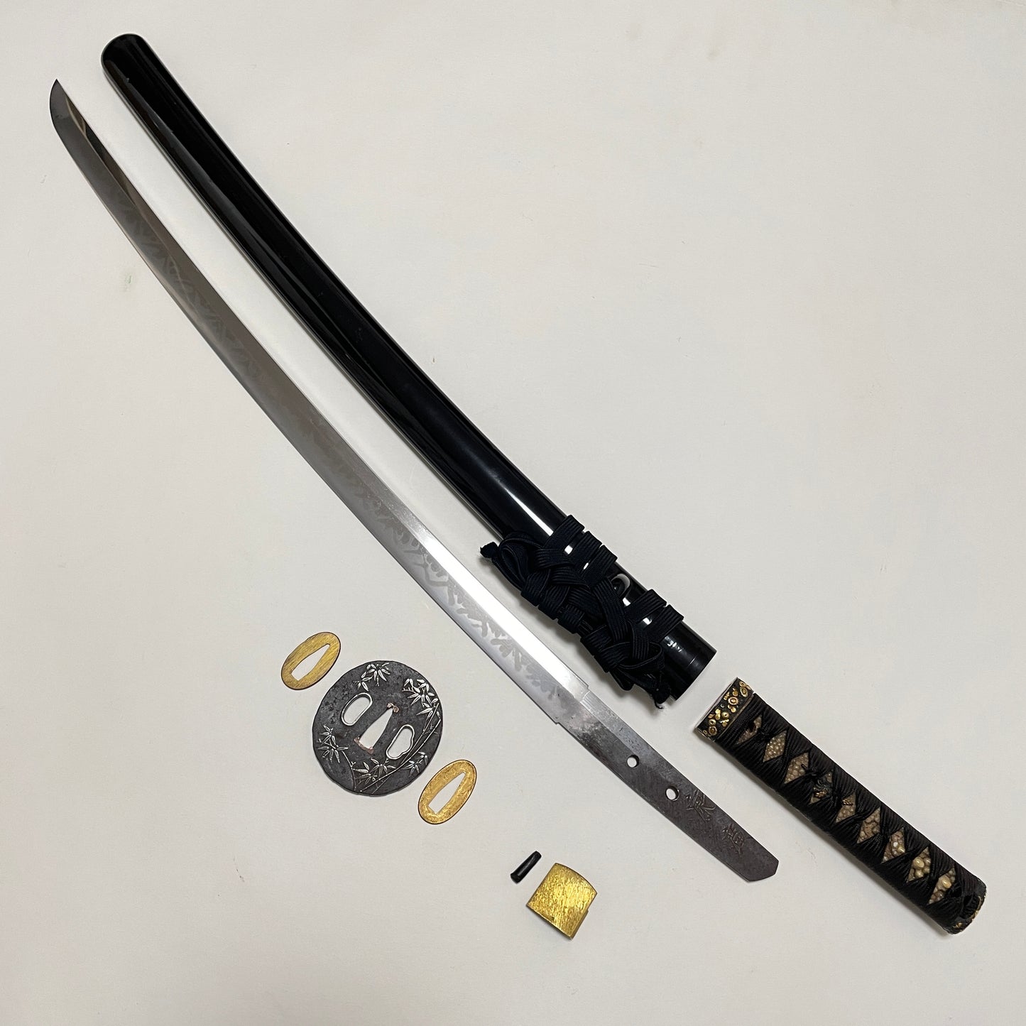 HITATSURA 皆焼 Yasuhiro signed Long WAKIZASHI, 江州彦根住藻柄子宗典 signed Fuchi
