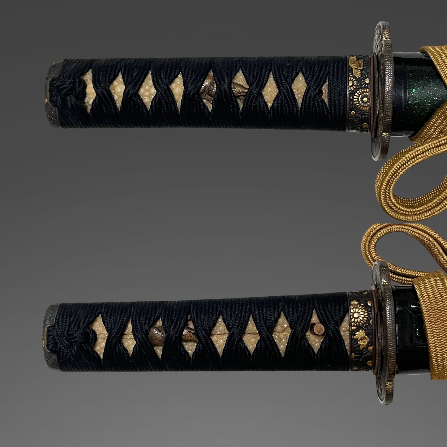 Naginatanaoshi-Zukuri 薙刀直造 Wakizashi, Flower Fittings, Muromachi period mumei