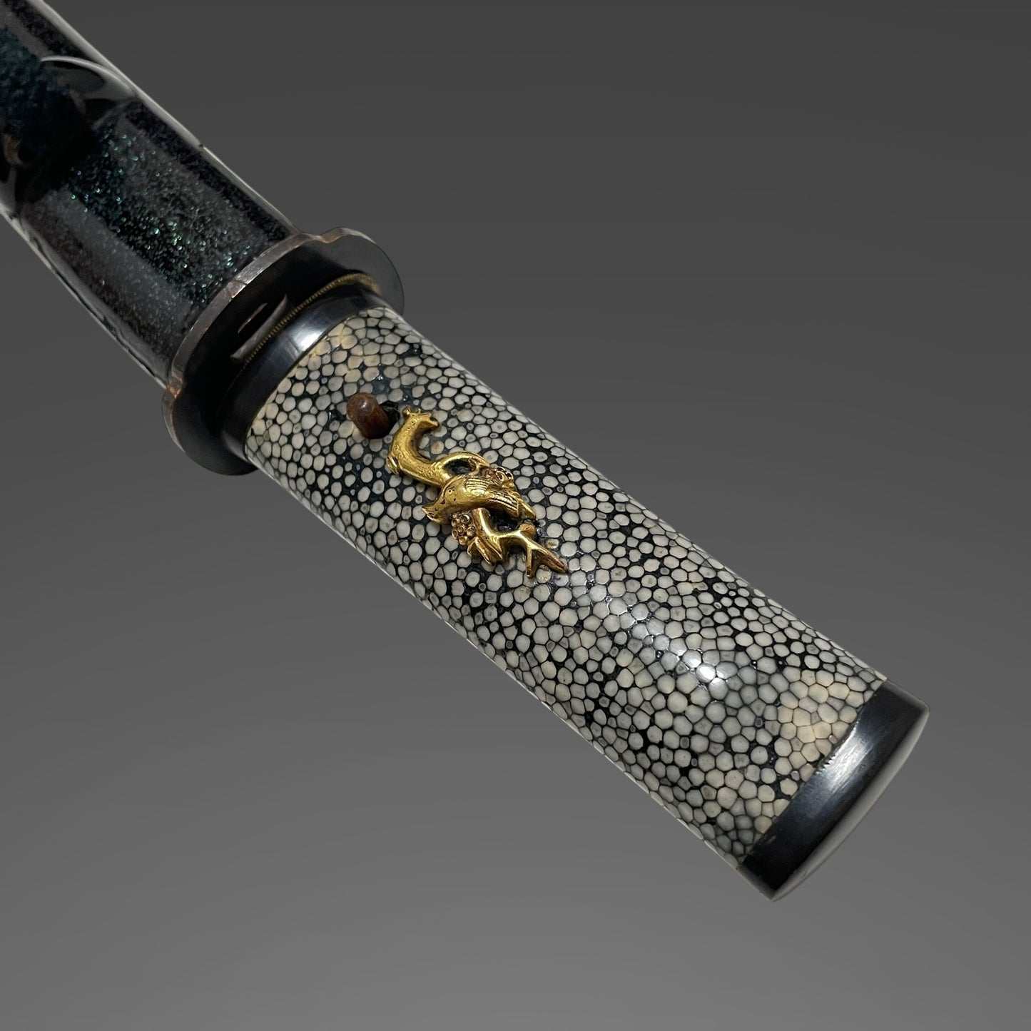 Aogaimijin-Saya 青貝微塵鞘 TANTO,  Bishuosafune Sukesada August 1574 備州長船祐定 天正二年八月日 signed