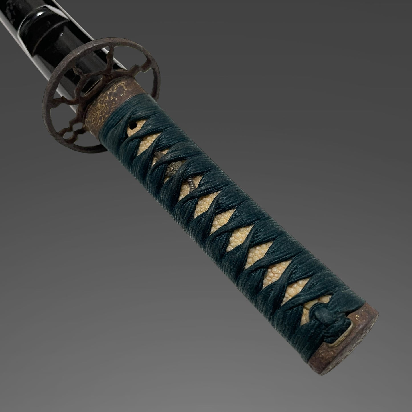 Izuminokami Kunisada 和泉守國貞 signed Wakizashi, with Kozuka, Edo period