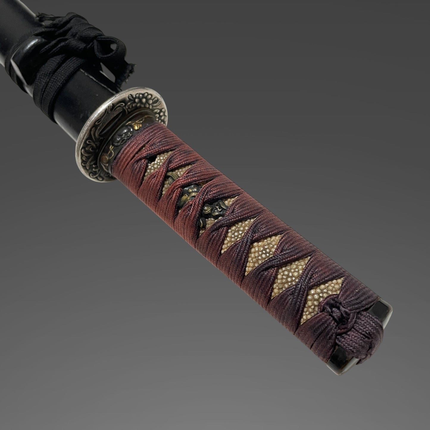 Chrysanthemum Tsuba 菊鍔 Short Wakizashi, Thick blade, Edo period mumei
