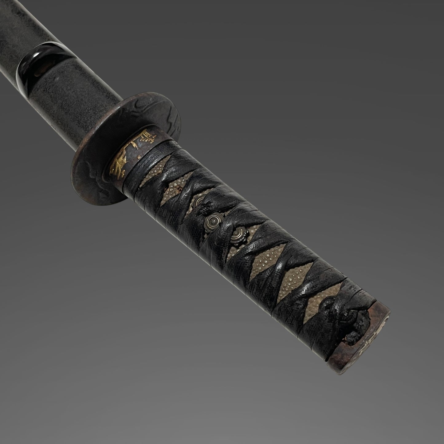 Short Wakizashi, Rinpo 輪宝 Menuki, Sadahiro 貞広 signed Tsuba, Edo period mumei