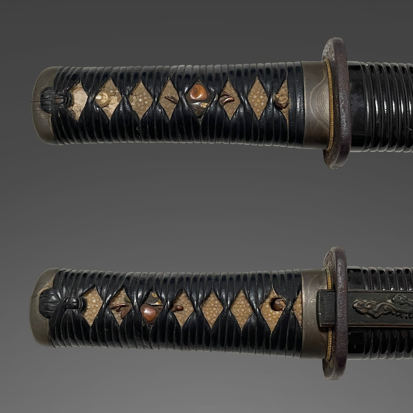 Unokubi-Zukuri 鵜首造, Koshikizami-Saya 腰刻鞘 TANTO, Thick Blade, with Dragon Kozuka