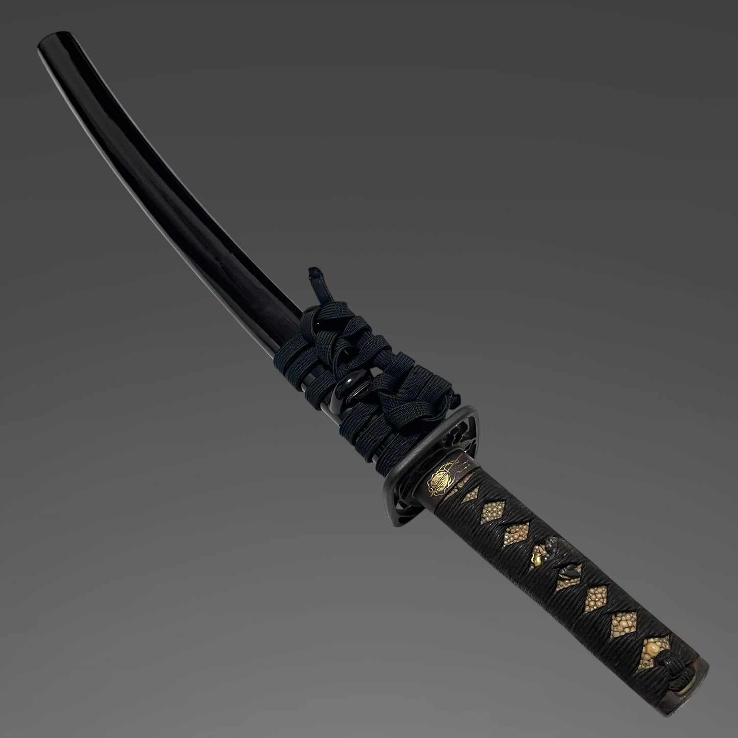 Gunbai-Fuchikashira 軍配縁頭 Wakizashi, Wide Hamon, Edo period mumei