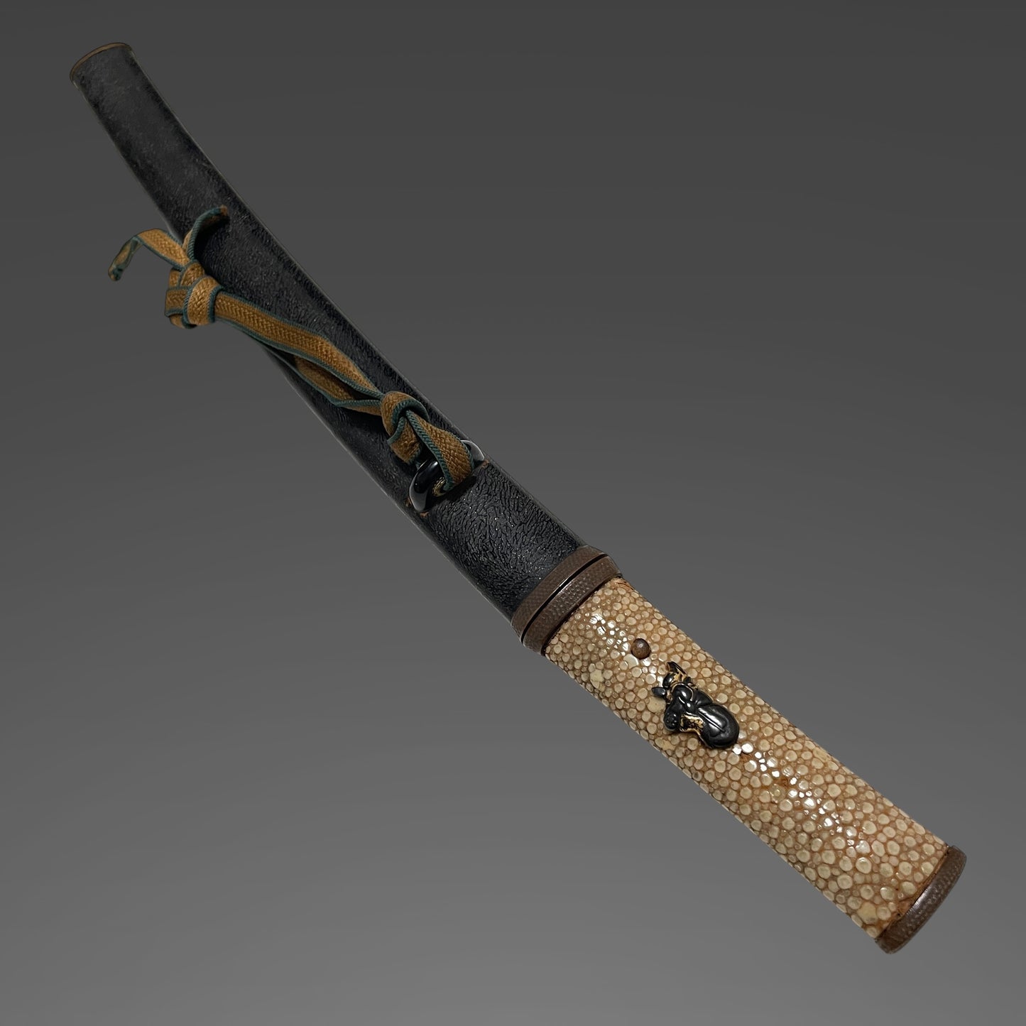 Sukesada 祐定 signed Aikuchi Koshirae Sunnobi-TANTO, Copper Fittings with Kozuka