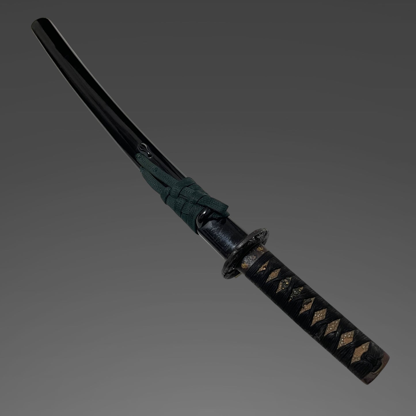 Tsutamon Fuchikashira 蔦紋縁頭 Long Wakizashi, Shakudo Shishi Menuki, Edo period mumei
