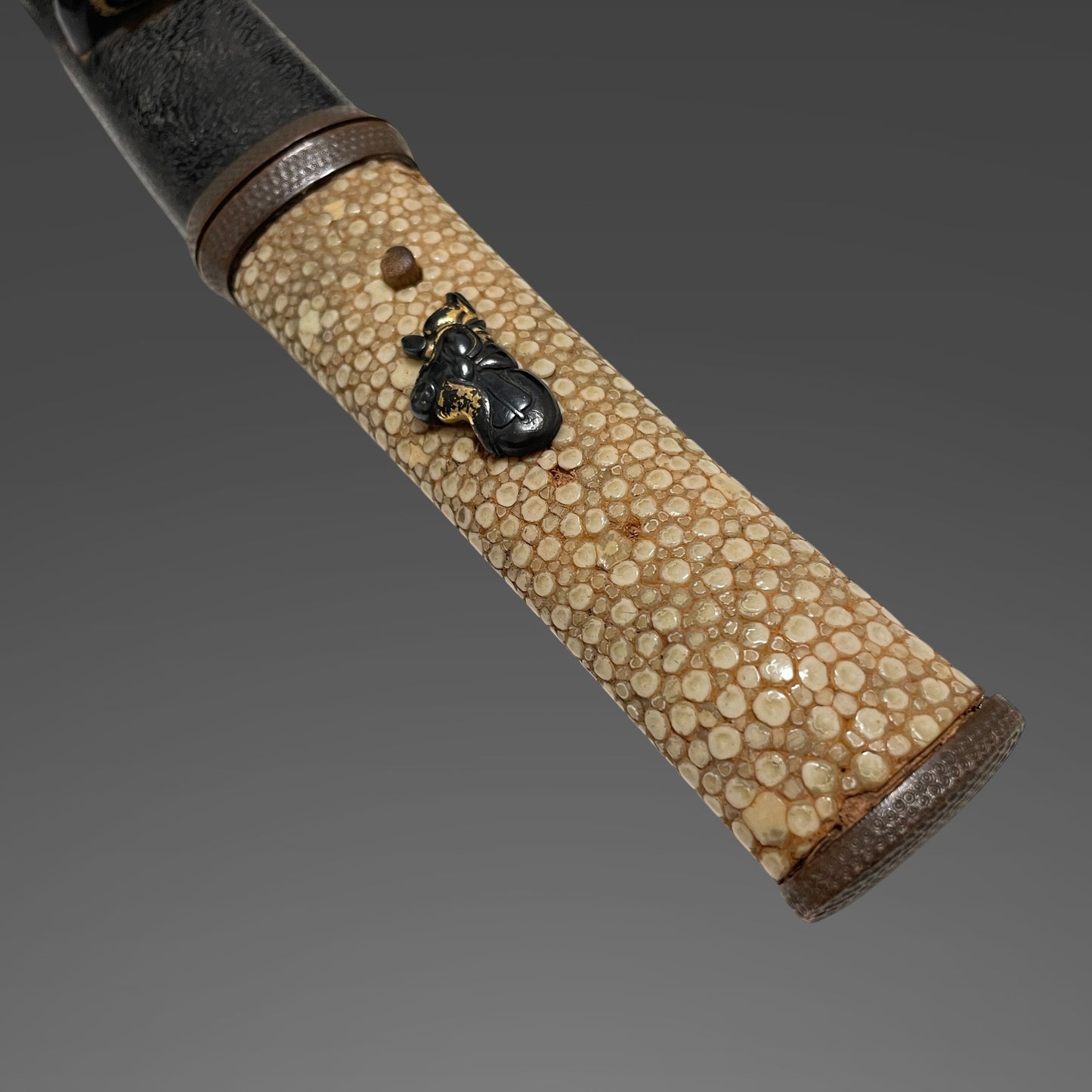 Sukesada 祐定 signed Aikuchi Koshirae Sunnobi-TANTO, Copper Fittings with Kozuka