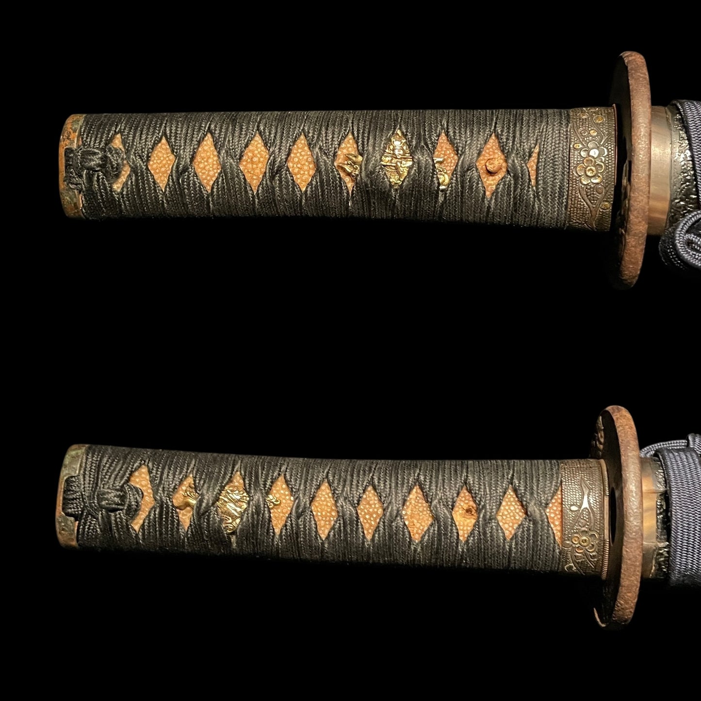 Black Suguha Wakizashi, Jinbutsu-Tsuba 人物図鍔, Edo period mumei