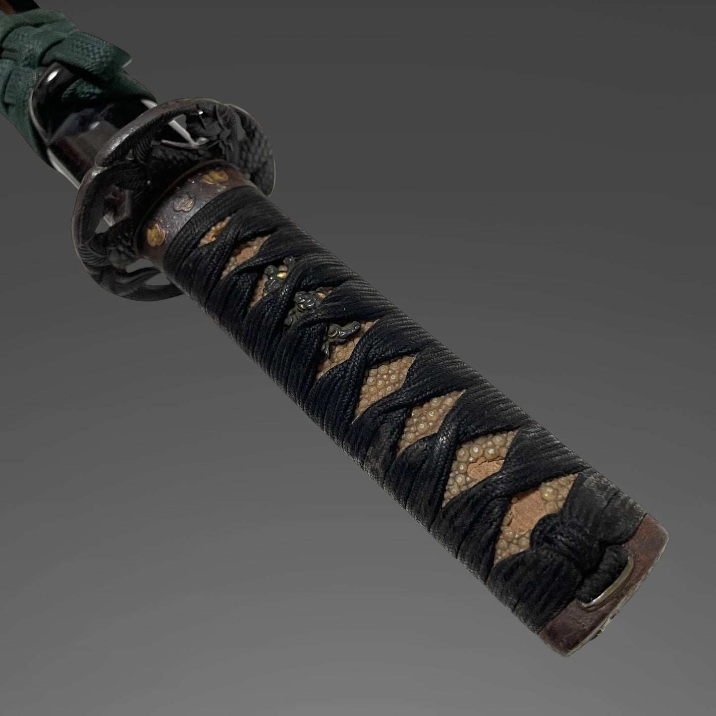 Tsutamon Fuchikashira 蔦紋縁頭 Long Wakizashi, Shakudo Shishi Menuki, Edo period mumei