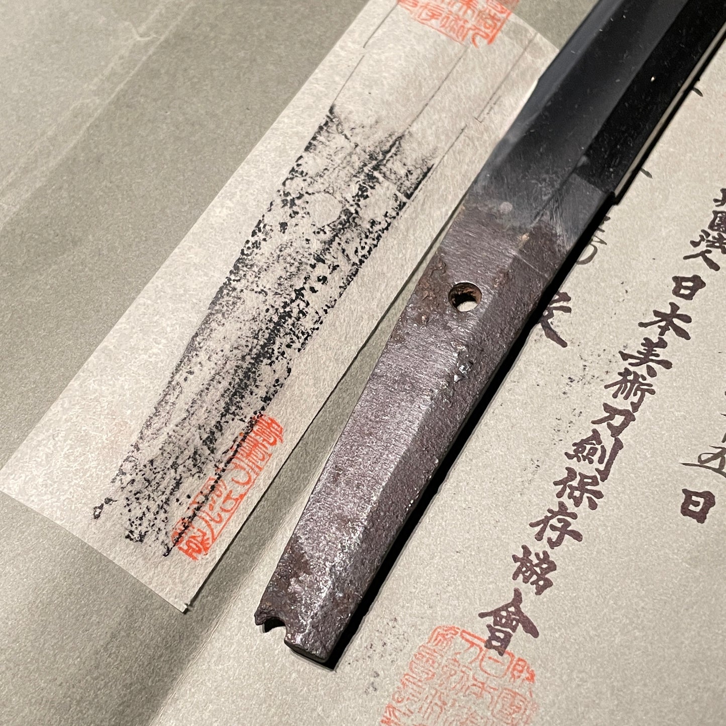 Kai-Mihara 貝三原 Shobuzukuri Wakizashi, Yoshinobu 好信 signed Fuchi,  Muromachi period