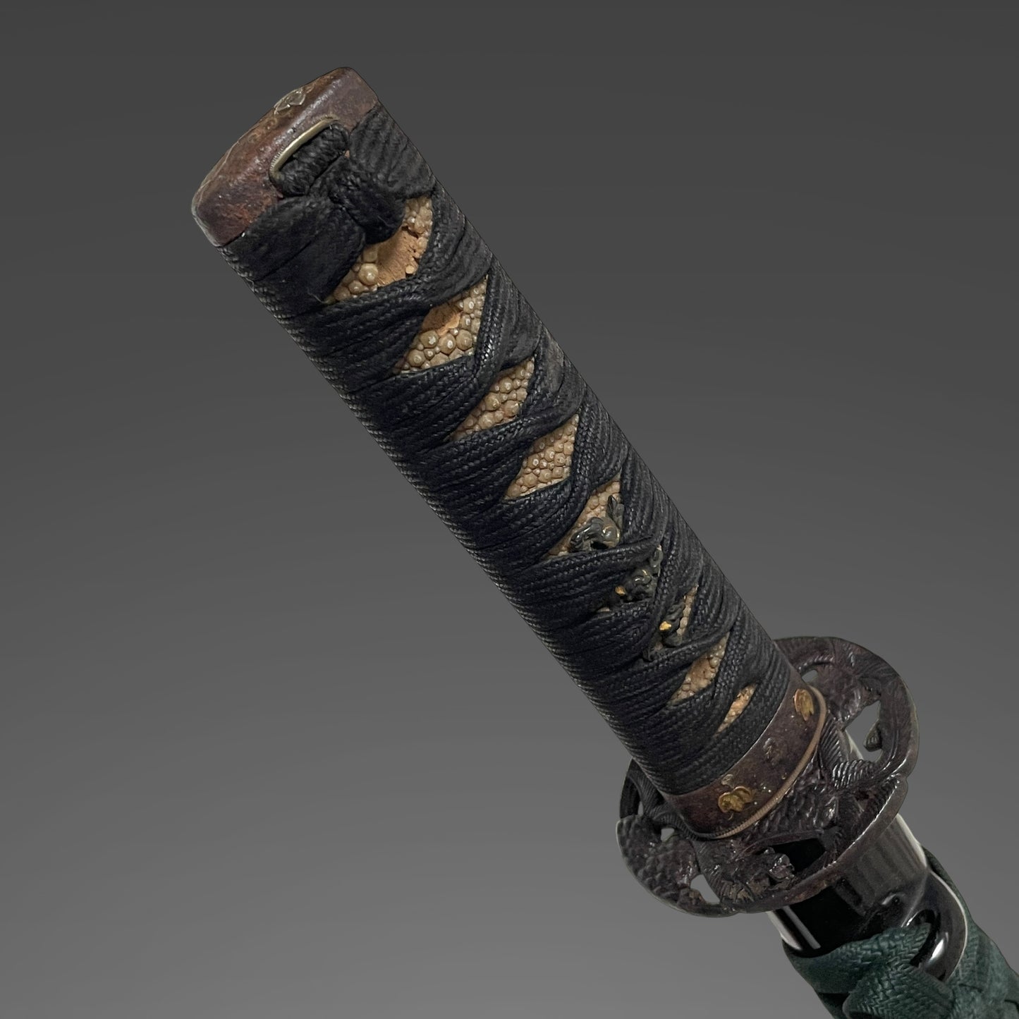 Tsutamon Fuchikashira 蔦紋縁頭 Long Wakizashi, Shakudo Shishi Menuki, Edo period mumei