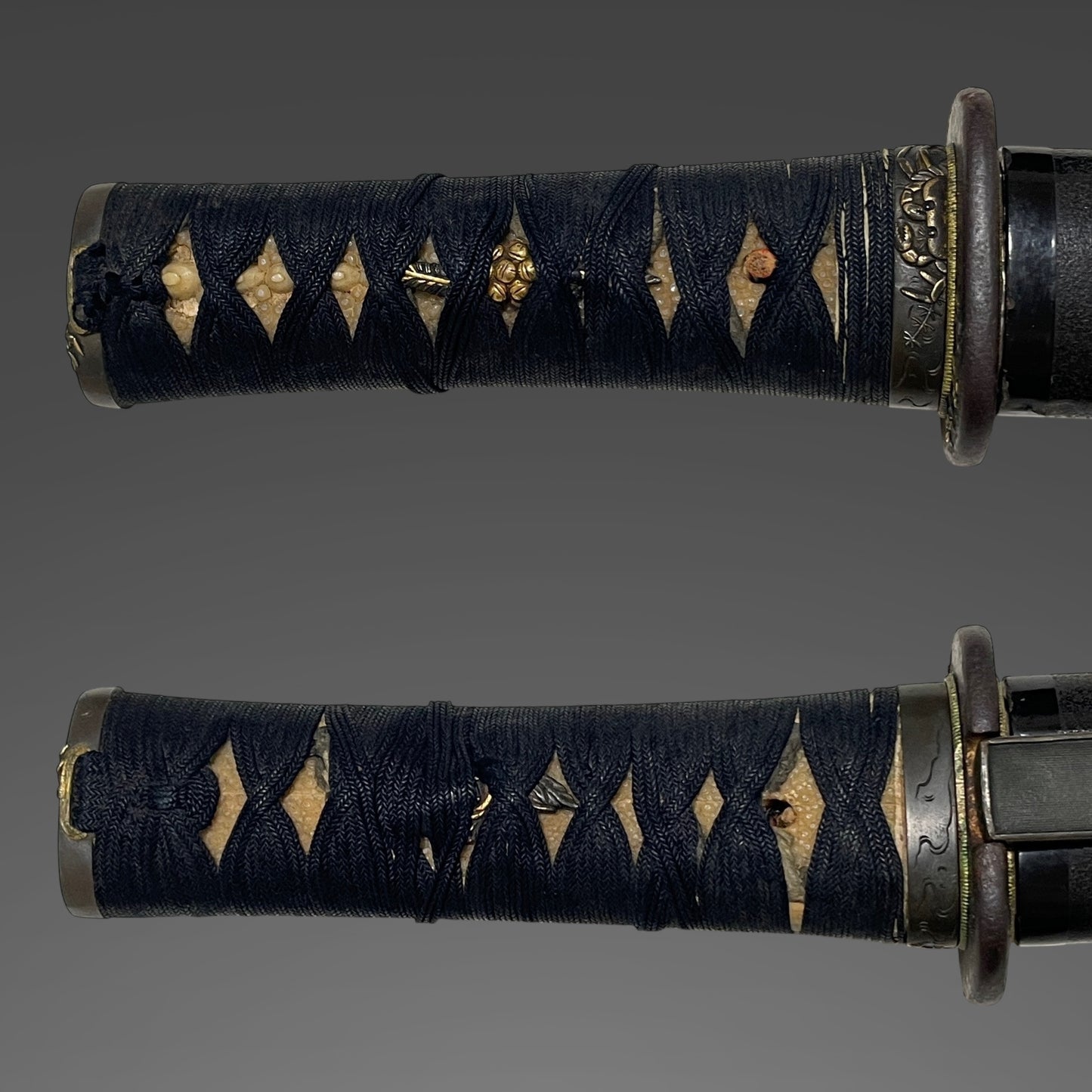 Unokubi-Zukuri 鵜首造 Wakizashi, Crab Fuchikashira, Signed Kozuka, Edo period mumei