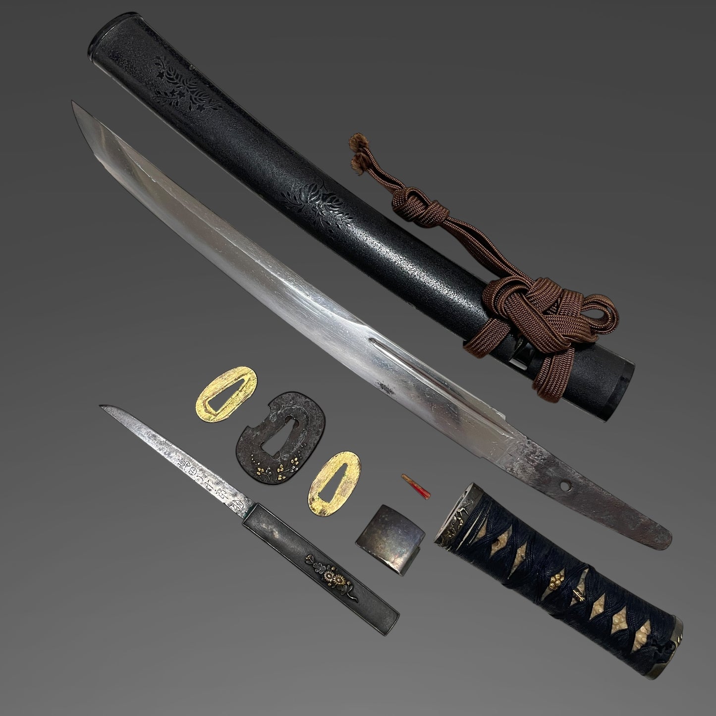 Unokubi-Zukuri 鵜首造 Wakizashi, Crab Fuchikashira, Signed Kozuka, Edo period mumei