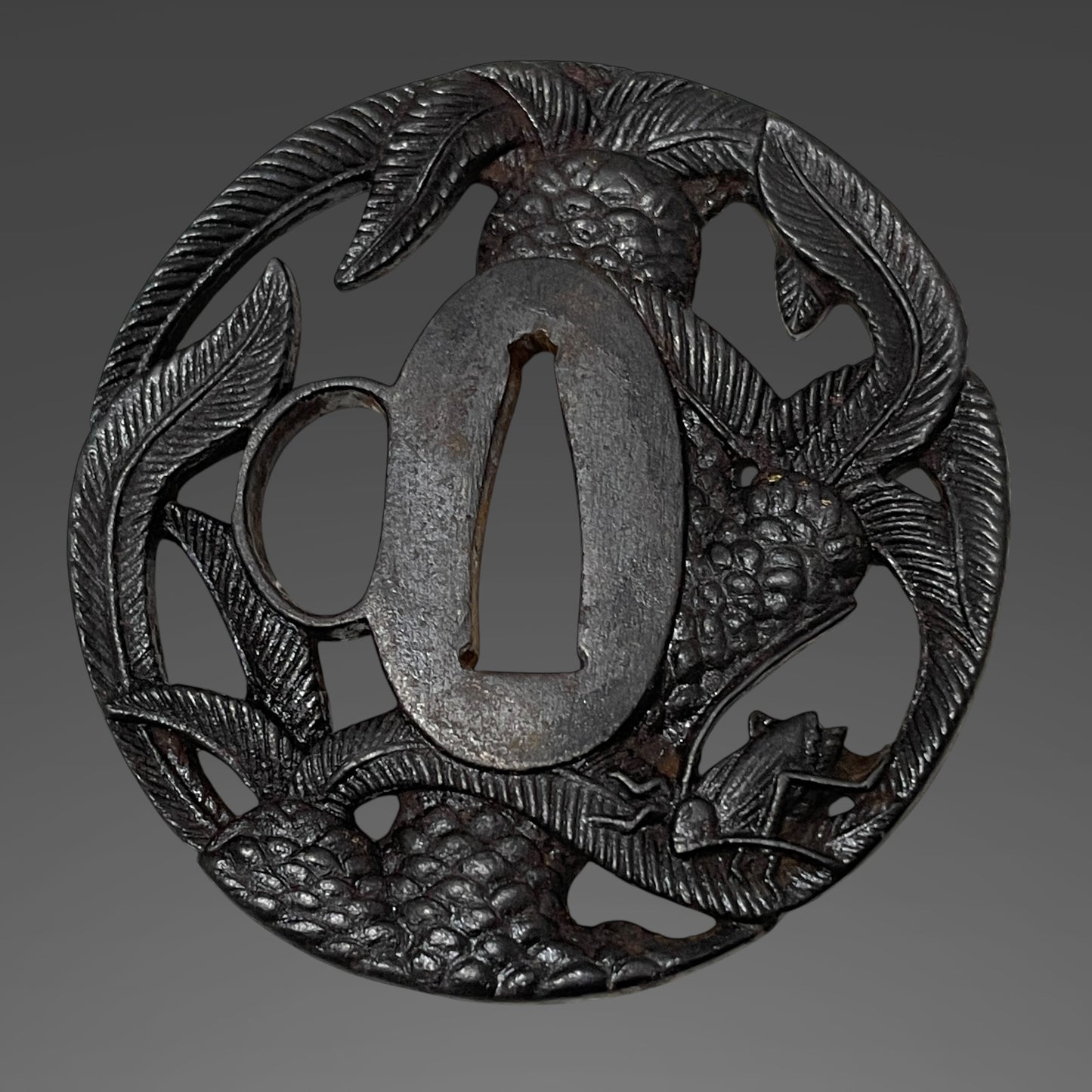 Tsutamon Fuchikashira 蔦紋縁頭 Long Wakizashi, Shakudo Shishi Menuki, Edo period mumei