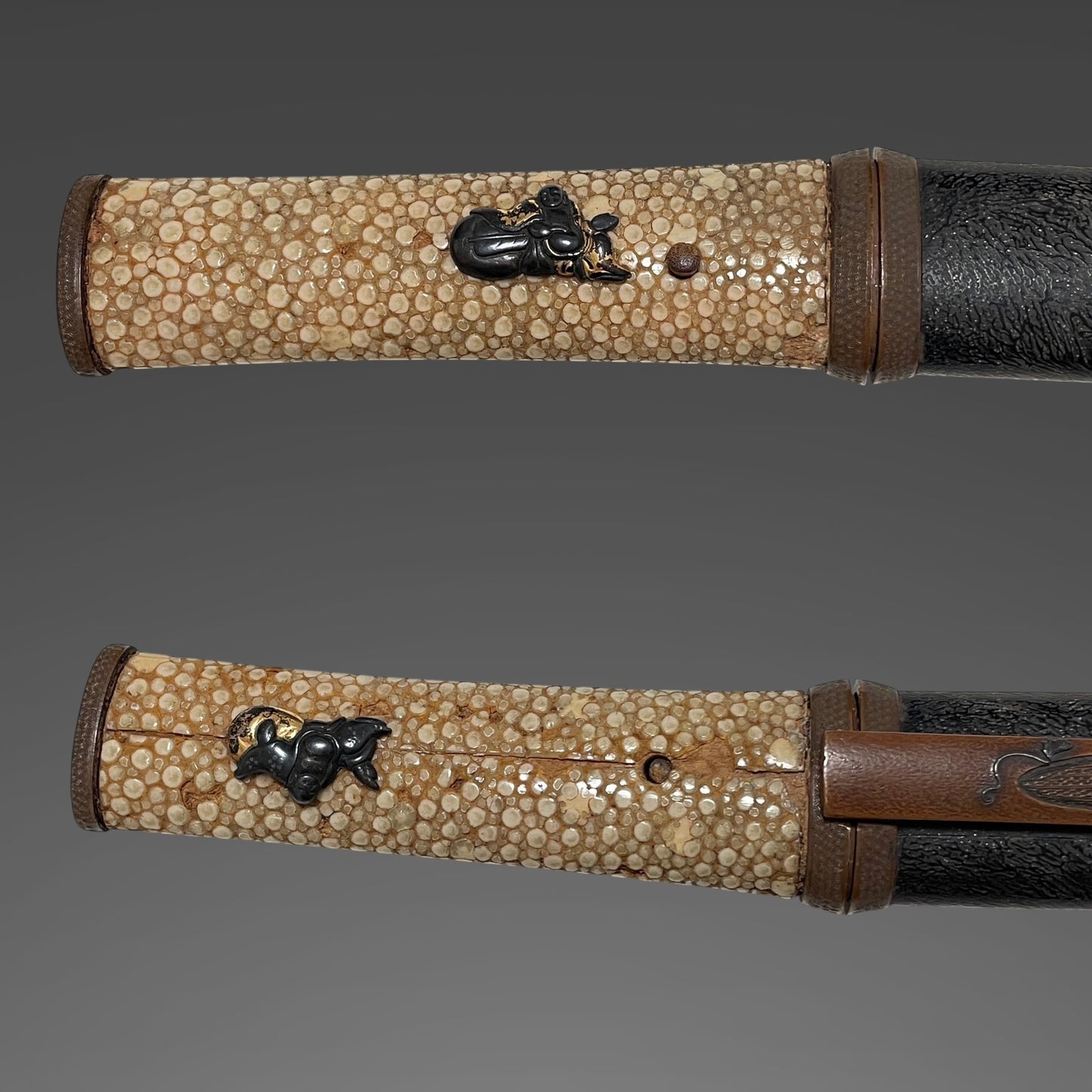Sukesada 祐定 signed Aikuchi Koshirae Sunnobi-TANTO, Copper Fittings with Kozuka