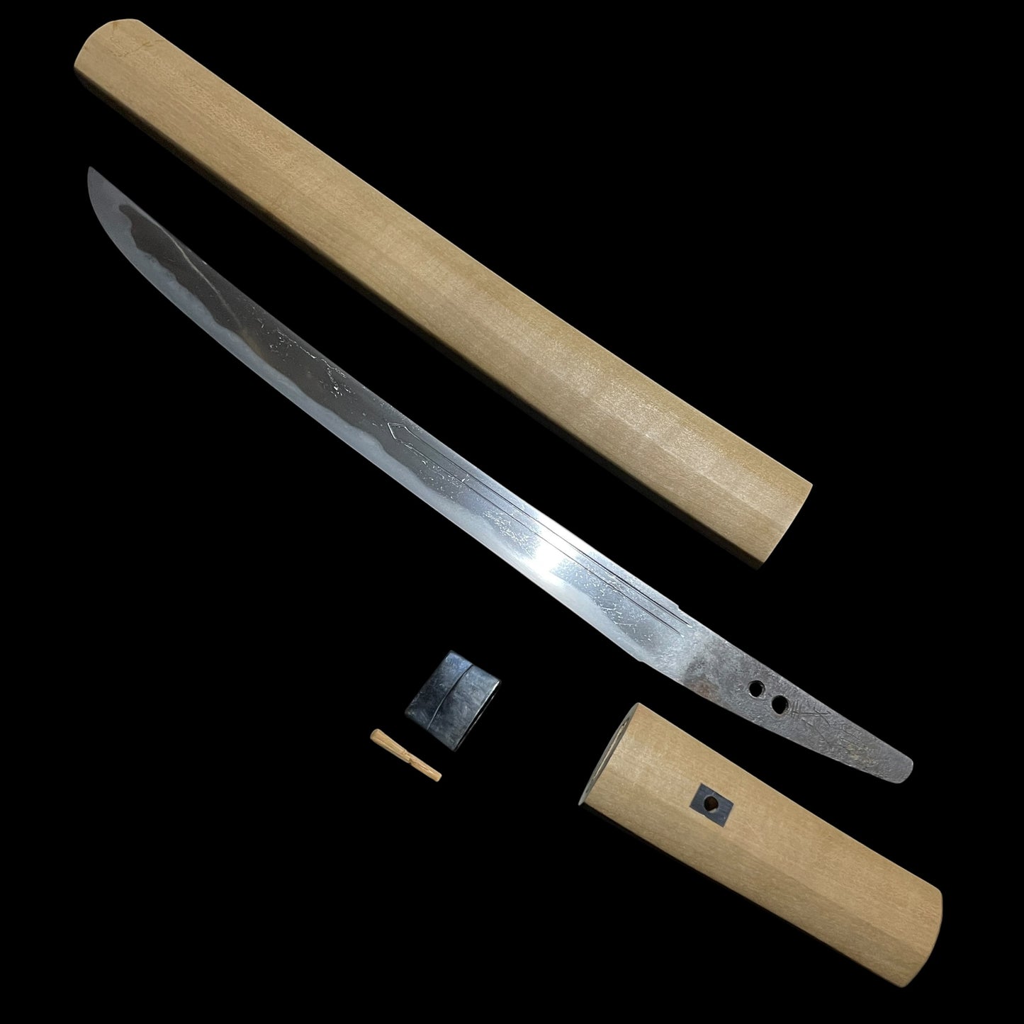 Gisuke 義助 signed Sunnobi-Tanto 寸延短刀, Muromachi period