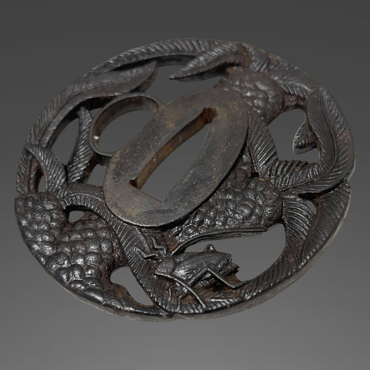 Tsutamon Fuchikashira 蔦紋縁頭 Long Wakizashi, Shakudo Shishi Menuki, Edo period mumei