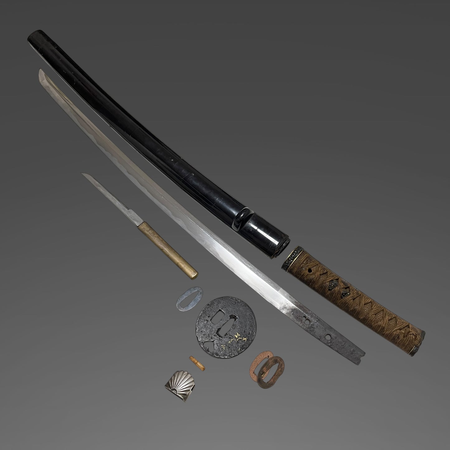 Pine needle Fuchikashira Long Wakizashi, Shishi Menuki, Muromachi period mumei