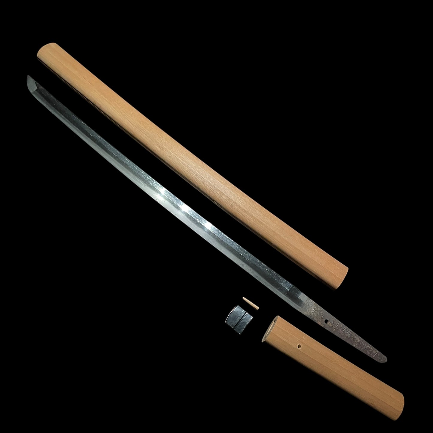 KIKUMON 菊紋 Chrysanthemum crest Long WAKIZASHI,  Ominokami Hisamichi 近江守久道 signed