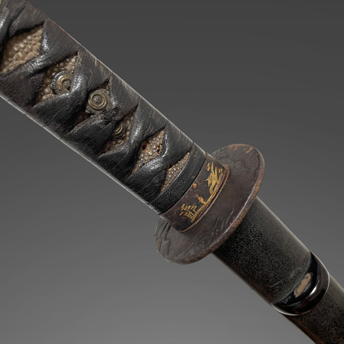 Short Wakizashi, Rinpo 輪宝 Menuki, Sadahiro 貞広 signed Tsuba, Edo period mumei