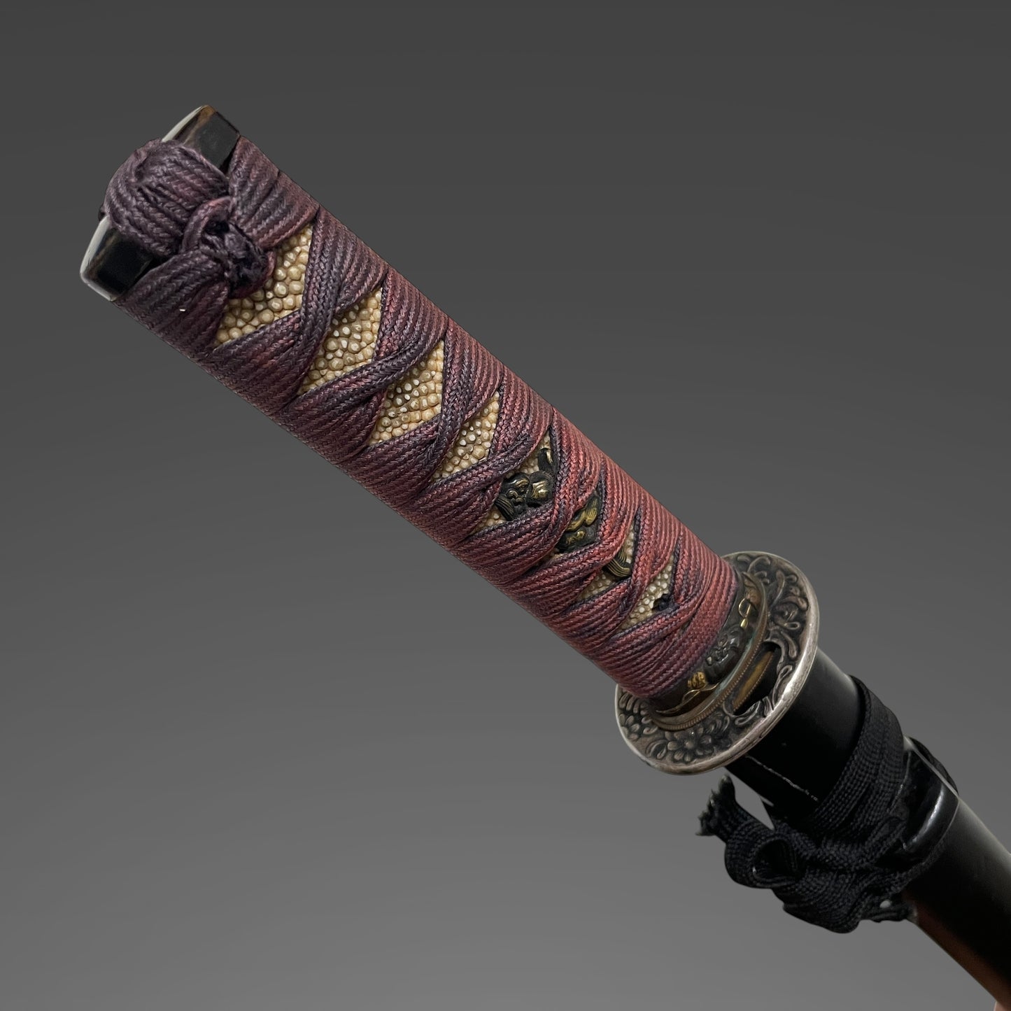 Chrysanthemum Tsuba 菊鍔 Short Wakizashi, Thick blade, Edo period mumei