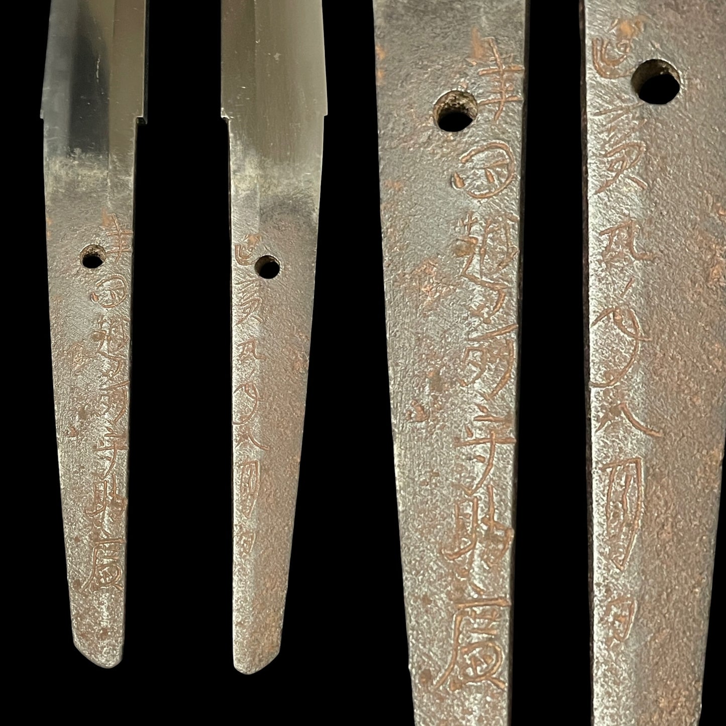 Red Wakizashi Catfish Kozuka,  Tsuda Echizennokami Sukehiro August 1681 signed