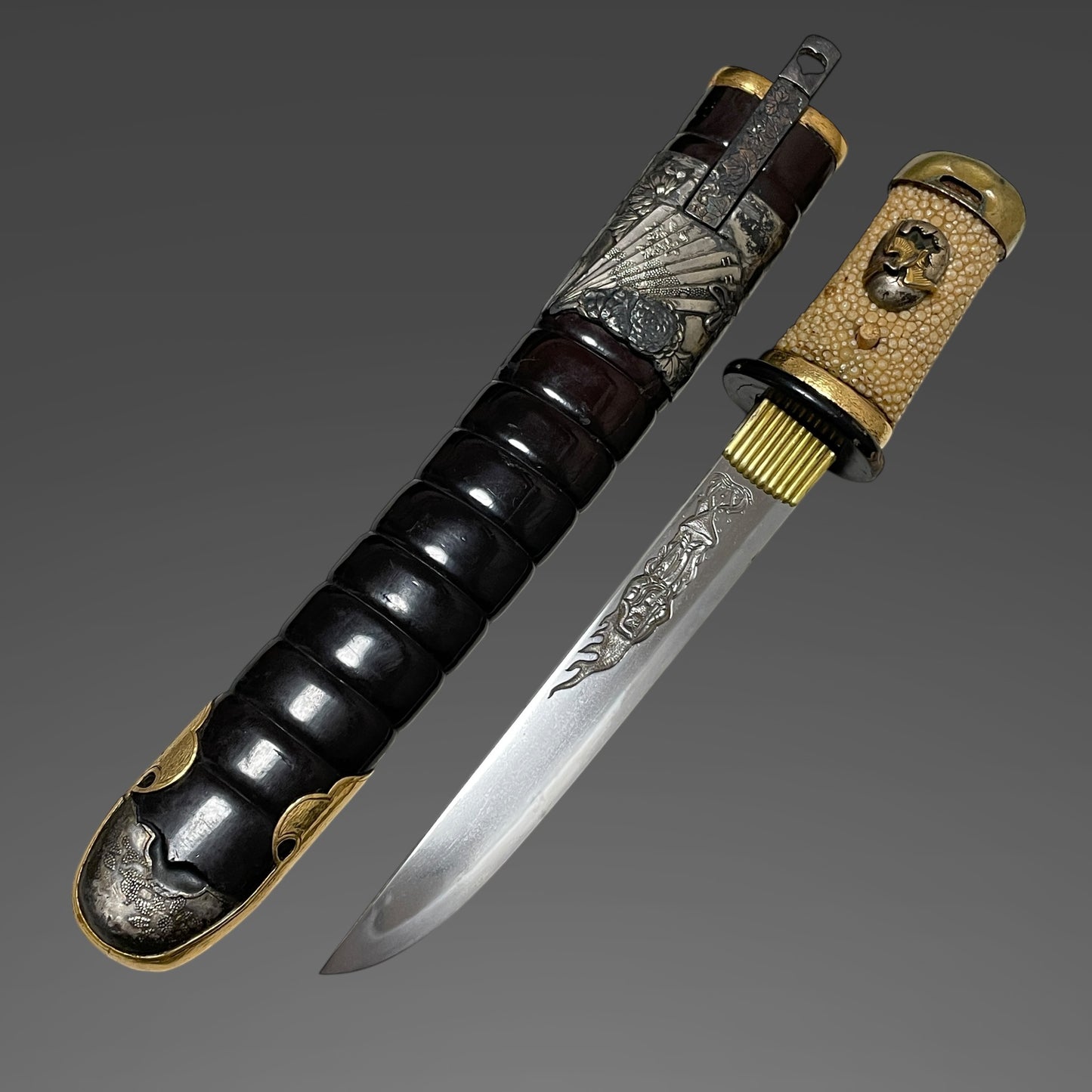 HORIMONO 彫物 Tanto, Fudo-Myoo 不動明王, with Kozuka Kogai, Edo period mumei