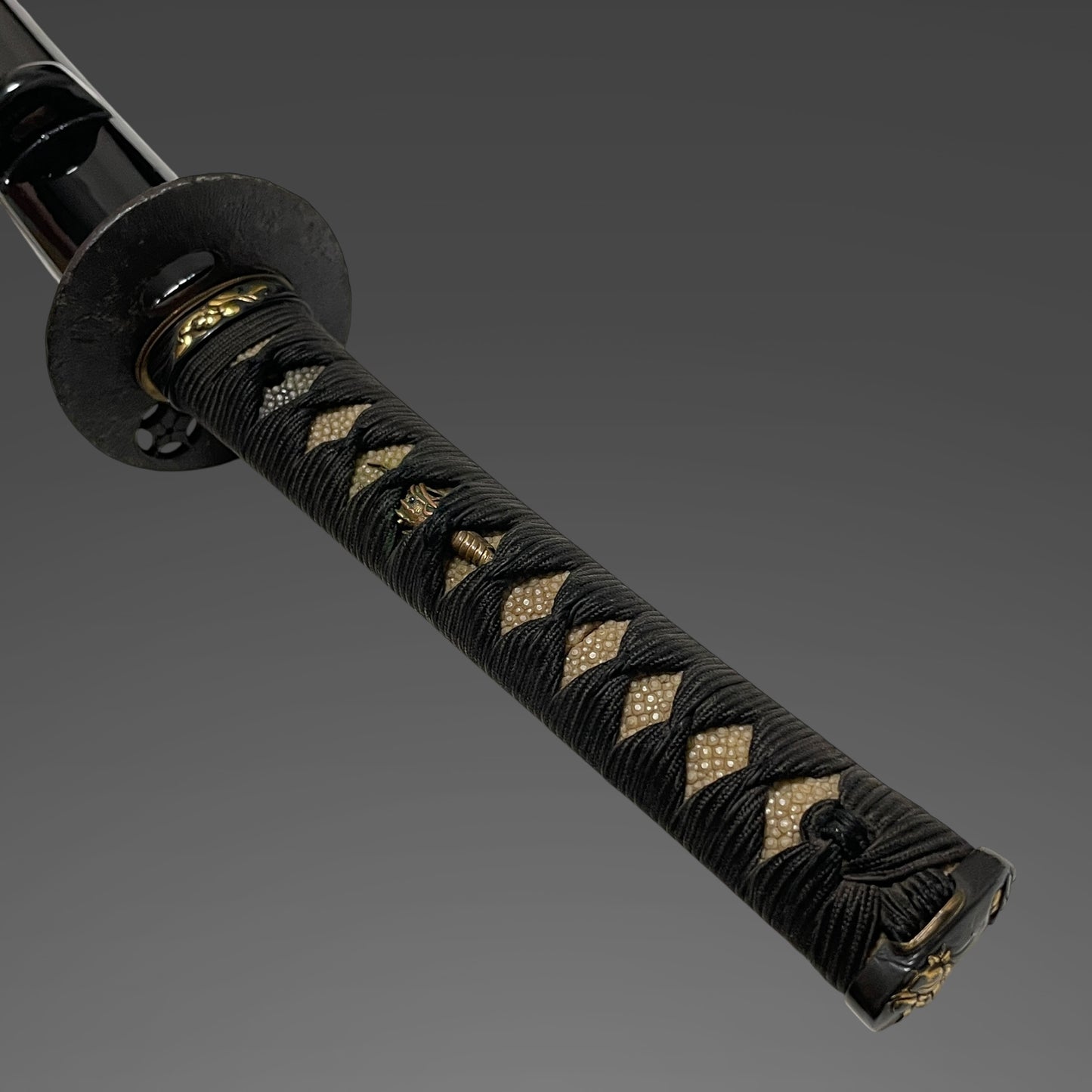 Dragon Fuchikashira Long Wakizashi, Silver Kashu Habaki, Edo period mumei