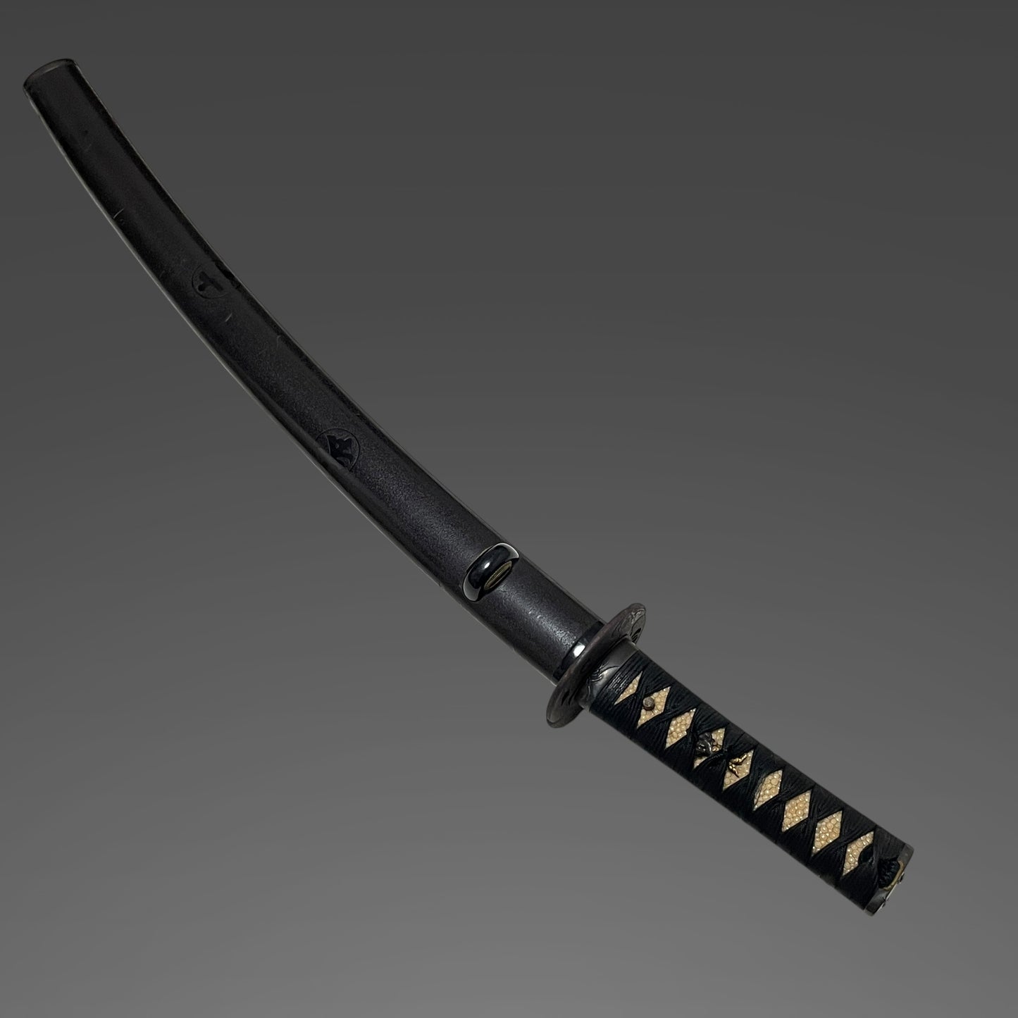 Katsumitsu 勝光 signed Wakizashi, Shibuichi Fuchikashira, Muromachi period, with Shirasaya