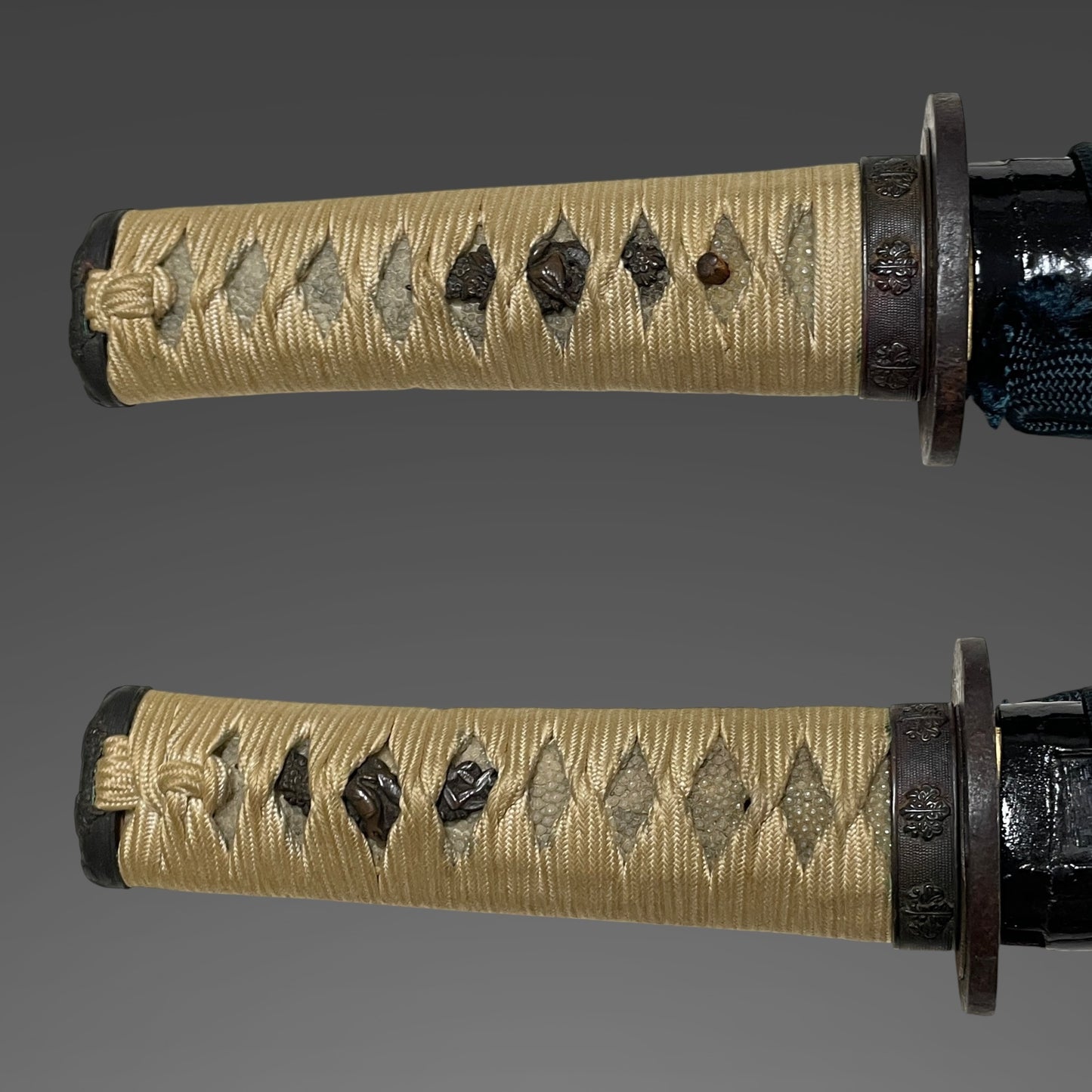 Gunome Hamon, Sunnobi-Tanto 寸延短刀, Koshi-hi 腰樋, Late Muromachi period mumei