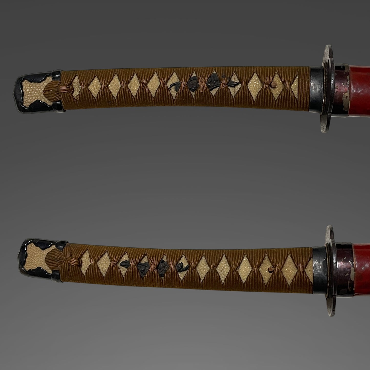 Red Handachi-Koshirae Wakizashi, Noshusekiju Kaneyoshi 濃州関住兼義 signed, Showa period