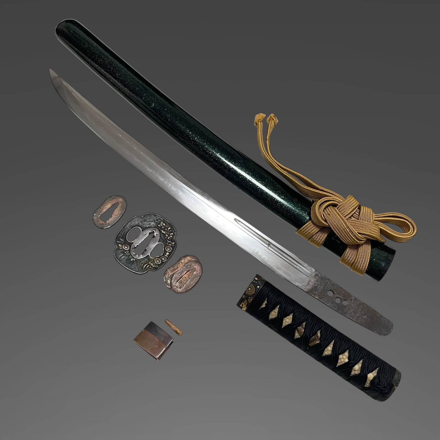 Naginatanaoshi-Zukuri 薙刀直造 Wakizashi, Flower Fittings, Muromachi period mumei